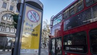 Papan informasi menampilkan tulisan Bus Stop Closed.