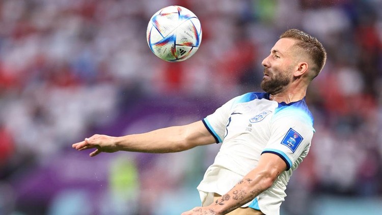 Al Rihla, Bola Canggih Piala Dunia 2022 Buatan Madiun DOHA, QATAR - NOVEMBER 21: Luke Shaw of England during the FIFA World Cup Qatar 2022 Group B match between England and IR Iran at Khalifa International Stadium on November 21, 2022 in Doha, Qatar. (Photo by Robbie Jay Barratt - AMA/Getty Images)
