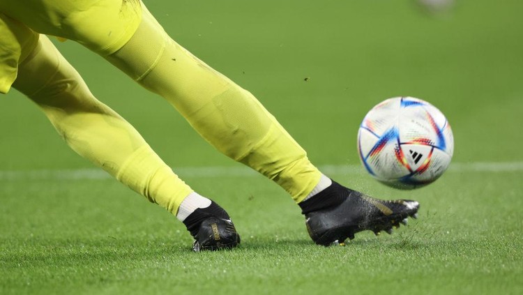 Al Rihla, Bola Canggih Piala Dunia 2022 Buatan Madiun DOHA, QATAR - NOVEMBER 22: Wojciech Szczesny of Poland kicks the Adidas Al Rihla official FIFA World Cup Qatar 2022 matchball during the FIFA World Cup Qatar 2022 Group C match between Mexico and Poland at Stadium 974 on November 22, 2022 in Doha, Qatar. (Photo by Matthew Ashton - AMA/Getty Images)