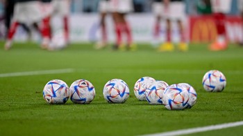 Teknologi baru bernama Semi-Automated Offside Technology (SAOT) bersama Al Rihla, bola yang bisa terkoneksi, adalah bagian penting yang membantu wasit saat laga berlangsung. Harry Langer/DeFodi Images/Getty Images  