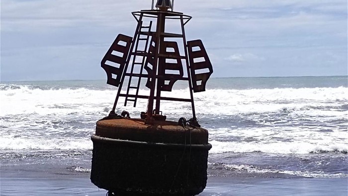 Alat yang diduga pendeteksi tsunami di Pantai Karapyak