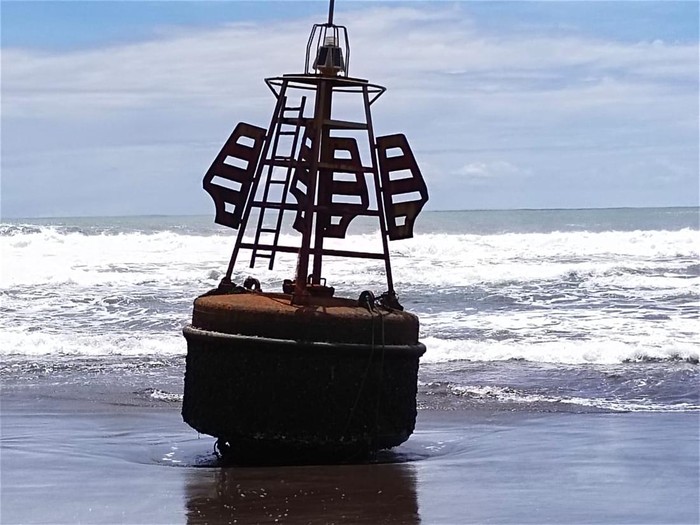 Alat yang diduga pendeteksi tsunami di Pantai Karapyak