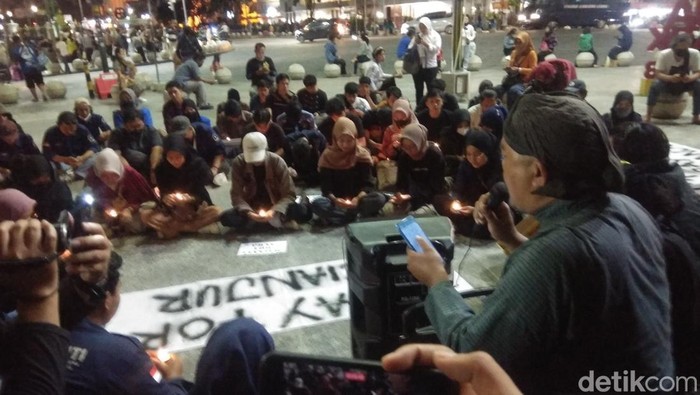 Aliansi mahasiswa bersama pelajar-mahasiswa Cianjur dan Jabar di Jogja menggelar doa bersama untuk korban gempa Cianjur, Rabu (23/11/2022).