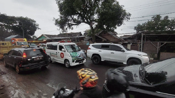 Ambulans melintas di Jalan Warungkondang, Kabupaten Cianjur membawa korban gempa.