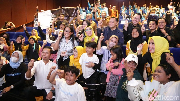 Anak yatim dan duafa Bandung saat nobar Film Tegar