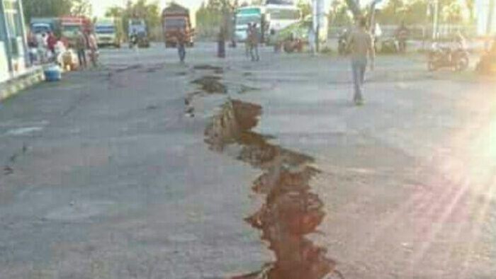 Penyebab gempa bumi bisa berasal dari berbagai macam faktor. Salah satu penyebab gempa bumi yang paling umum adalah pergeseran kerak bumi (lempengan bumi).