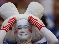 Para suporter Jepang telah hadir dan memberikan dukungan. Beberapa di antara mereka tampak memakai kostum badut.