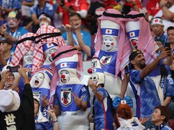 Para suporter Jepang memenuhi tribun.