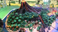 Ada pula replika gunung api yang mengeluarkan lahar berwarna merah, serta lingkungan di sekitarnya yang ditumbuhi tanaman.