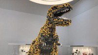 Patung dinosaurus yang yang juga terbuat dari lego ini memiliki detail yang cukup nyata seperti bola mata, gigi yang runcing, sertakuku dan tangannya.