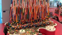 Terdapat pohon yang terbuat dari balok lego dan juga air terjun yang disusun menyerupai aliran air dengan efek gulungan air dibawanya.