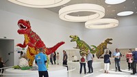 Di dalamnya terdapat ruangan galeri yang memamerkan beragam karya yang disusun dari balok-balok lego.