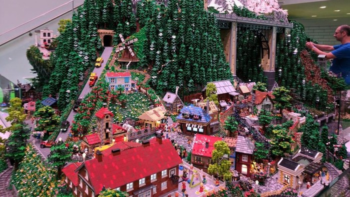 Lego dikenal sebagai mainan yang disusun menjadi sebuah benda. Apa jadinya bila lego jadi sebuah bangunan? Begini penampakannya