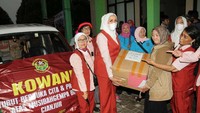 Ketua Umum Kongres Wanita Indonesia (Kowani) Giwo Rubianto Wiyogo memberikan bantuan kepada masyarakat korban gempa di Desa Ciputri, Pacet, Cianjur, Jawa Barat, Rabu (23/11/22).