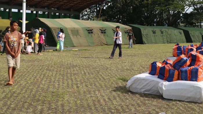 BCA Salurkan Bantuan untuk Korban Gempa Cianjur BCA turut memberikan bantuan untuk korban gempa Cianjur. Bantuan yang diberikan berupa tenda darurat, velbed atau matras lipat, obat-obatkan, dll.