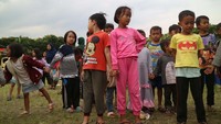 Anak-anak korban gempa mengungsi.