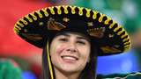 Bertopi Sombrero, Begini Gaya Suporter Cantik Meksiko