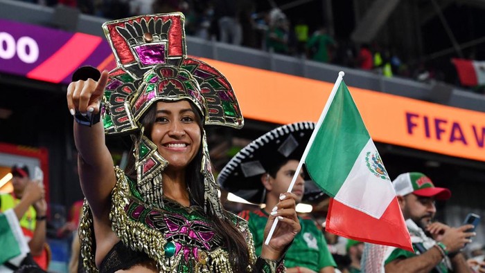 Soccer Football - FIFA World Cup Qatar 2022 - Group C - Mexico v Poland - Stadium 974, Doha, Qatar - November 22, 2022  A Mexico fan reacts after the match REUTERS/Jennifer Lorenzini