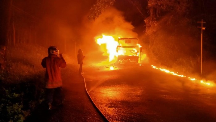 bus terbakar di Lamongan