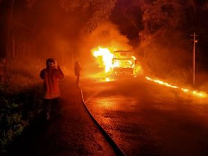 Detik-detik Bus Gunung Harta Terbakar di Lamongan