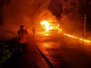 Detik-detik Bus Gunung Harta Terbakar di Lamongan