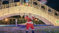 Kamu juga bisa bertemu Sinterklas di St Nicks Square dan berfoto bersama.