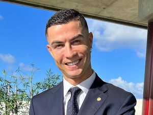 Keluar dari MU, Gaya Cristiano Ronaldo Pamer Jam Tangan Rp 2,3 M Disorot