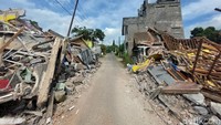 Tak cuma di Cisarua, rumah yang ada di tepi jalan utama Kampung Gasol, Desa Gasol, Kecamatan Cugenang, Kabupaten Cianjur porak-poranda diamuk gempa.