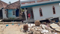 Dua bangunan itu tak sepenuhnya rata dengan tanah, namun posisinya miring dan terangkat, sehingga lebih berbahaya jika dipaksakan dihuni.