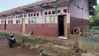 Bangunan sekolah tak lagi dipakai. Halamannya dijadikan posko relawan dan Tim Sar Gabungan