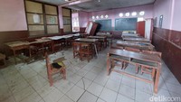 Kemudian ada juga bangunan sekolah yang mengalami kerusakan cukup parah. Bagian plafon ruang kelas kini banyak yang bolong.