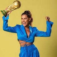 Meski mengetahui dirinya menjadi perdebatan karena cara berbusana yang dianggap kurang sopan, presenter sekaligus aktris tersebut tampaknya tak ingin ambil pusing. Deborah Secco sendiri dikenal gayanya yang stylish dan tak jarang seksi. Aku tidak peduli, aku adalah aku, katanya.Foto: Instagram @dedesecco