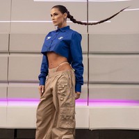 Selagi membawakan acara Piala Dunia 2022 di stasiun SporTV, Deborah hampir selalu tampil dengan atasan bernuansa biru seperti jersey timnas Brasil sebagai bentuk dukungan pada negara. Tapi styling-nya dianggap terlalu vulgar. Misalnya ketika memakai kemeja yang mengekspos bagian perut ini.Foto: Instagram @dedesecco