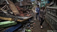 Banyak rumah di desa tersebut yang rata dengan tanah.