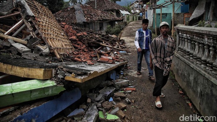 Desa Sarampad yang Porak-poranda Diguncang Gempa Cianjur Desa Sarampad, Kampung Cisarua, Cugenang, Cianjur, merupakan salah satu titik pusat gempa. Begini kerusakan yang diakibatkan gempa M 5,6 itu.