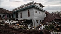 Beliau juga mengatakan warganya yang tewas ketika gempa ada 8 orang akibat tertimpa reruntuhan.