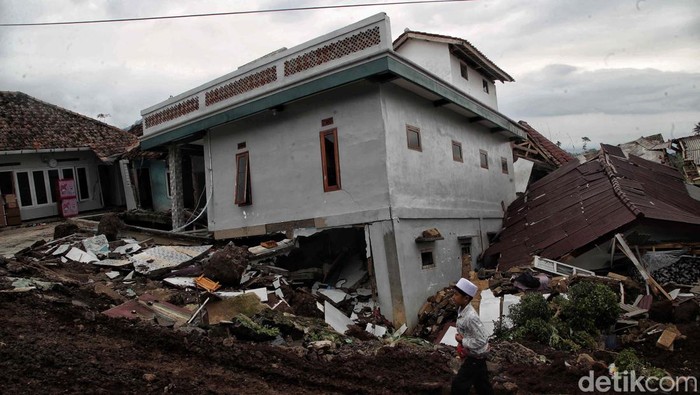 Desa Sarampad, Kampung Cisarua, Cugenang, Cianjur, merupakan salah satu titik pusat gempa. Begini kerusakan yang diakibatkan gempa M 5,6 itu.