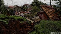 Warga saat ini membutuhkan logistik dan tenaga medis.
