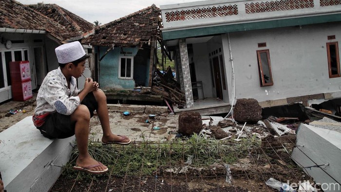 Desa Sarampad yang Porak-poranda Diguncang Gempa Cianjur Desa Sarampad, Kampung Cisarua, Cugenang, Cianjur, merupakan salah satu titik pusat gempa. Begini kerusakan yang diakibatkan gempa M 5,6 itu.
