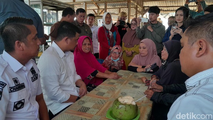 Emak-emak saat menyampaikan protes ke Bobby Nasution (Nizar Aldi/detikSumut)
