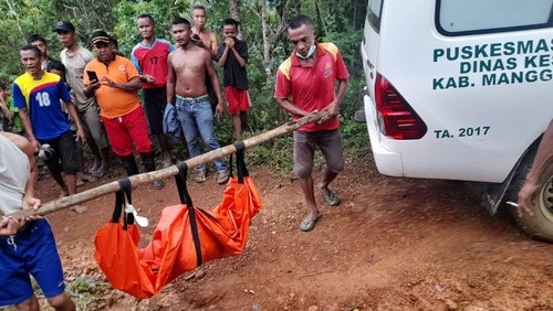 Evakuasi jenazah Yohanes Jordan Dondong (6), satu dari dua korban hilang terseret arus Sungai Wae Togong, Wangkar Weli, Kecamatan Lamba Leda Timur, Kabupaten Manggarai Timur, NTT, Rabu (23/11/2022) siang.