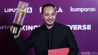 Marthino Lio yang menjadi Aktor Terbaik tampil dengan busana serba hitam. Pool/Palevi S/detikFoto.