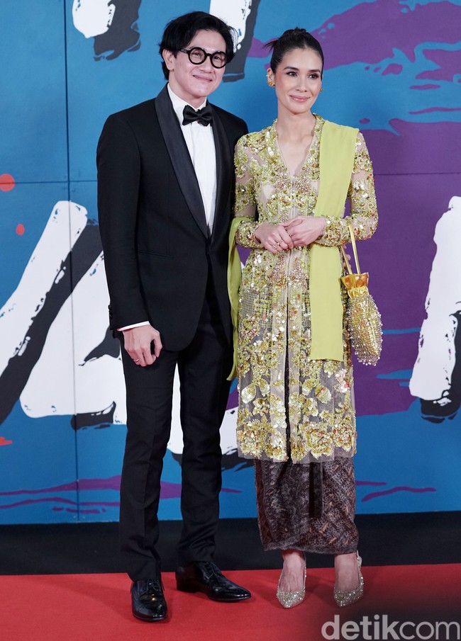 Festival Film Indonesia berlangsung di Jakarta Convention Center, Selasa (22/11/2022) malam. Untuk momen spesial tersebut, para bintang film Indonesia pun bersolek maksimal. Seperti tahun sebelumnya, busana bernuansa etnik mendominasi karpet merah. Datang bersama suaminya, Vino G. Bastian, Marsha Timothy muncul dalam balutan kebaya hijau rancangan Biyan Wanaatmadja. (Foto: Palevi S/detikFoto)