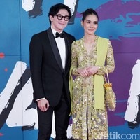 Festival Film Indonesia berlangsung di Jakarta Convention Center, Selasa (22/11/2022) malam. Untuk momen spesial tersebut, para bintang film Indonesia pun bersolek maksimal. Seperti tahun sebelumnya, busana bernuansa etnik mendominasi karpet merah. Datang bersama suaminya, Vino G. Bastian, Marsha Timothy muncul dalam balutan kebaya hijau rancangan Biyan Wanaatmadja. (Foto: Palevi S/detikFoto)