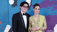 Vino G Bastian dan Marsha Timothy memilih tampil dengan setelan jas hitam dan kebaya. Pool/Palevi S/detikFoto.