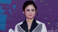 Beberapa aktor/aktris yang hadir di FFI 2022 terlihat tampil mengenakan kebaya atau busana daerah. Pool/Palevi S/detikFoto.