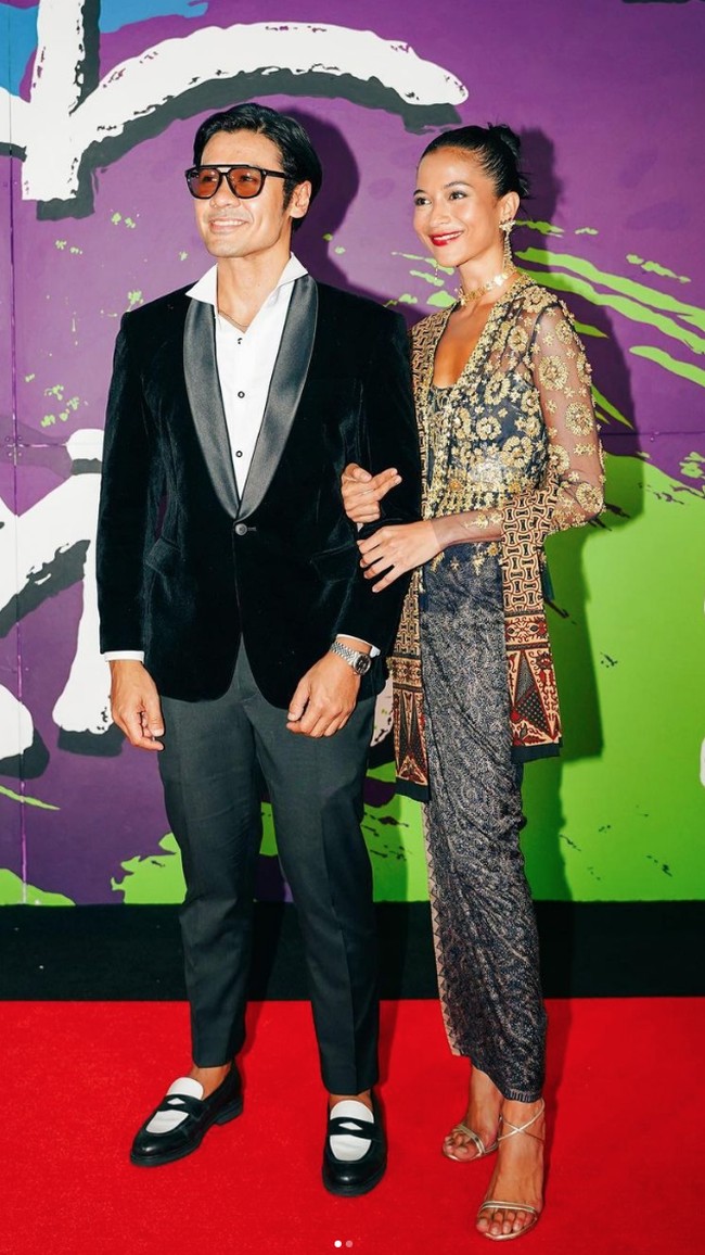Pasangan lain yang tak kalah stylish adalah Chicco Jerikho dan Putri Marino. Sang aktris memesona dengan kebaya rancangan Biyan. (Foto: Instagram)