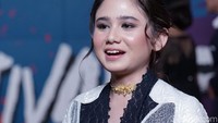 Salah satunya Tissa Biani yang mengenakan kebaya lawasan yang dipadukan dengan kain tenun. Pool/Palevi S/detikFoto