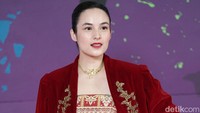 Aura kecantikan Chelsea makin terpancarkan dalam balutan kebaya merah tersebut. Pool/Palevi S/detikFoto.