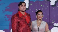 Keduanya tampil dengan busana etnik yang dilengkapi dengan headpiece serta gaya rambut yang kece. Pool/Palevi S/detikFoto.